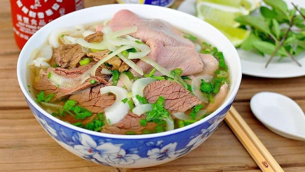 You are currently viewing Top Vietnamese Street Foods You Must Try: A Culinary Adventure